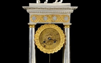 Large portico mantel clock with lion - NO RESERVE PRICE - Silvered and gilt and patinated bronze - First half 19th century
