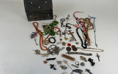 Lot de bijoux fantaisie dont rois Croix en nacre, argent et laiton, colliers, bracelets, boucles...