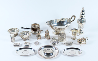 Lotto composto da numerosi oggetti in argento di forme, usi e decori diversi (g lordi 1400) (difetti)