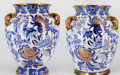 Manifattura Batignani. Coppia di grandi vasi a tre anse in ceramica decorata in blu e oro con fiori e foglie…