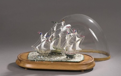Maquette en verre filé représentant trois caravelles sous...
