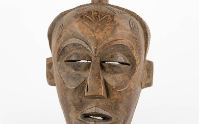 Masque décoratif dans le style Chokwe. 20e siècle. Dimensions : (L:17 x L:21 x H:38...