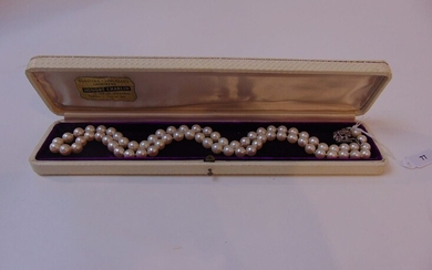 Necklace of pearls, clasp in white gold (18 carats) chased...