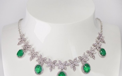 No Reserve Price-9.86 ct Intense Green Emerald with 7.15 Pink Diamonds Necklace - 18 kt. White gold - Necklace - 9.86 ct Emerald - Diamonds