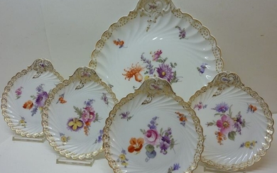 Nymphenburg - bowl with 4 plates in shell shape - hand painted with the Dresden bouquets - Porcelain