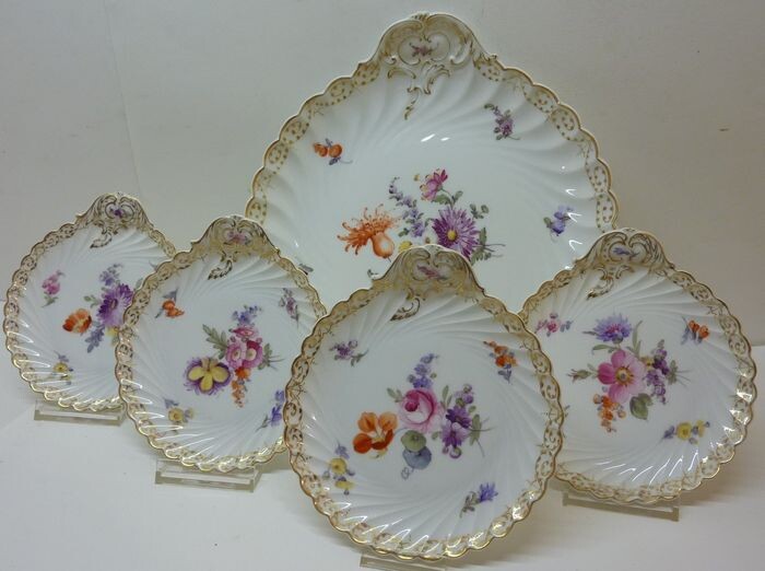 Nymphenburg - bowl with 4 plates in shell shape - hand painted with the Dresden bouquets - Porcelain