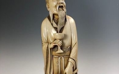 Okimono - Elephant ivory - Chinese sage holding a goblet and a branch of peaches of immortality - Signed Seizan 清山 - Japan - Meiji period (1868-1912)