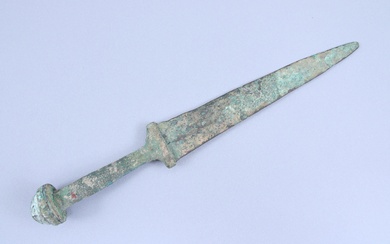 Orient ancien. Iran, Luristan. Age du Fer, v. 900-700 av. J.-C. Dague en bronze à...
