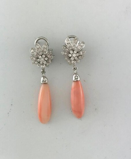 Pair of 750°/°° white gold leafed ear clips with diamonds holding a drop of pink coral in a mobile pendant, Gross weight:8.43g