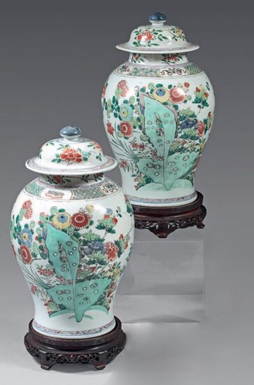 Pair of vases and their lids made of