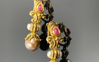 Paire de clips d'oreilles en or jaune, perles et rubis taillés en cabochon de forme goutte.