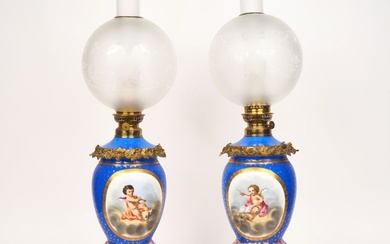 Paire de lampes à pétrole Napoléon III en porcelaine polychrome à déco...
