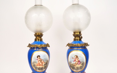 Paire de lampes à pétrole Napoléon III en porcelaine polychrome à décor dans des réserves...