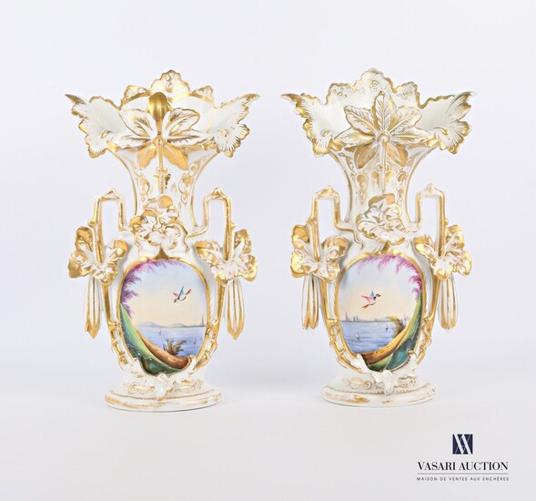 Paire de vases cornet en porcelaine blanche... - Lot 277 - Vasari Auction