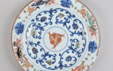 Plate - Decorated in the famille verte palette with fish - Porcelain