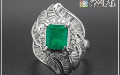 Platinum, 15.24g - Ring - 1.90 ct Emerald - 1.26 ct Diamonds