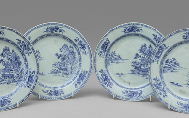 Quattro piatti in porcellana bianca e blu, nel cavetto paesaggi orientali, Cina...