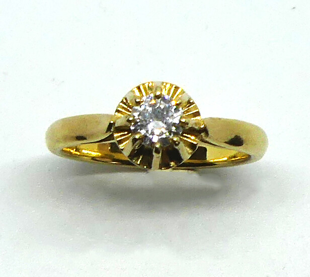 RING decorated with a diamond set in solitaire, set in yellow gold. Weight 3,8 g. TDD 52