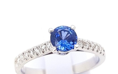 Ring - 18 kt. White gold - 0.80 tw. Sapphire - Diamond