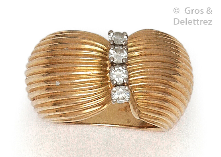 Ring " Turban " in striated yellow gold, set with four brilliant-cut diamonds. Tour de doigt : 48. P. Brut : 12,9 g.