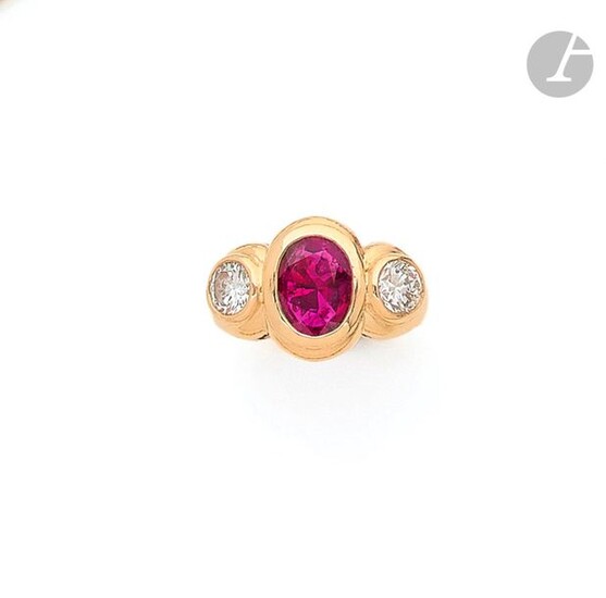 Ring in 18K (750) gold, adorned with an oval-shaped ruby...