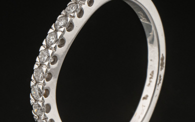 Ring in 18kt white gold with brilliant-cut diamond band