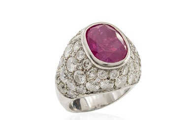 Ring in 18kt white gold with natural Burmese ruby