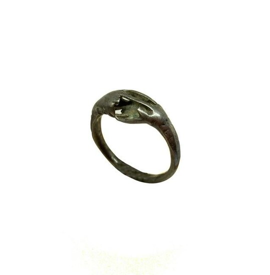 Ring with depiction of two hands intertwined, silver