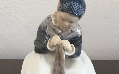 Royal Copenhagen - Lotte Benter - Figurine - Petite fille au tricot - Porcelain