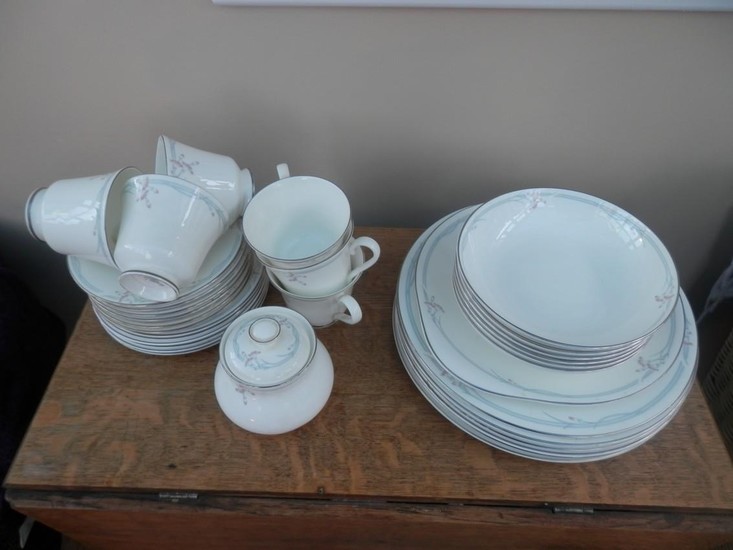 Royal Doulton dinner service in Carnation design. 32 pieces ...
