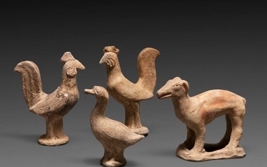 SUITE DE QUATRE PIÈCES en terre cuite, représentant deux coqs, un canard et un chien. (Petites restaurations). Chine, dynasti...