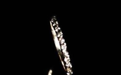 Semi-alliance en or blanc ornée de diamants. Tour... - Lot 77 - Métayer-Mermoz Maison de Ventes aux Enchères Nevers