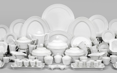 Service à café et à manger "Kurland" porcelaine blanche. 152 pcs.; réchaud, cafetière, théière, 3...