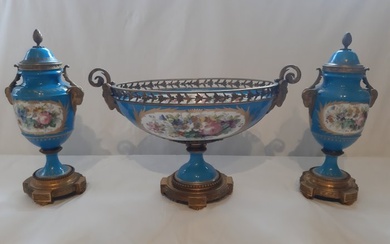 Paire d’urnes et coupe ovale dans le style de Sèvres - Centrepiece (3) - Bronze, Porcelain