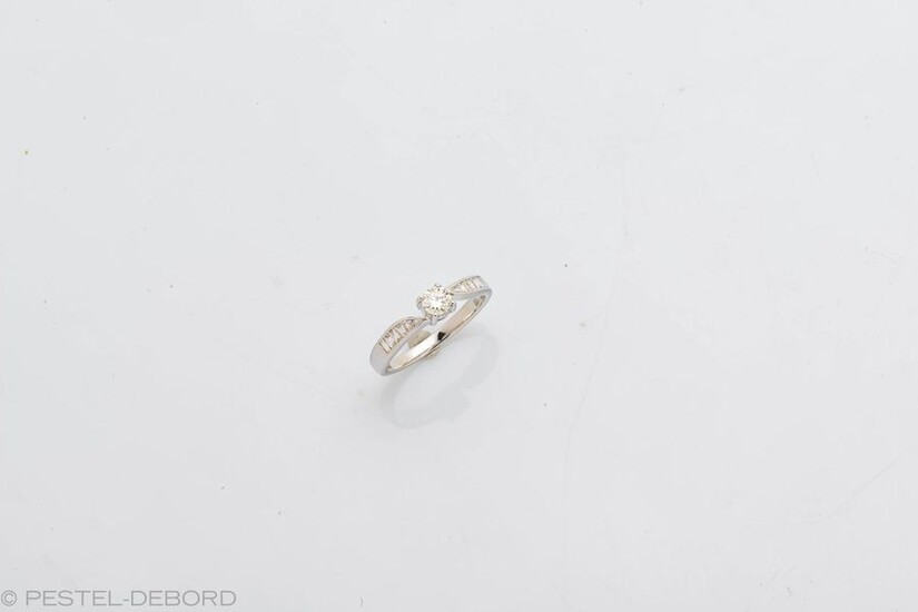 Solitaire ring in 18 karat white gold (750 thousandths) set...