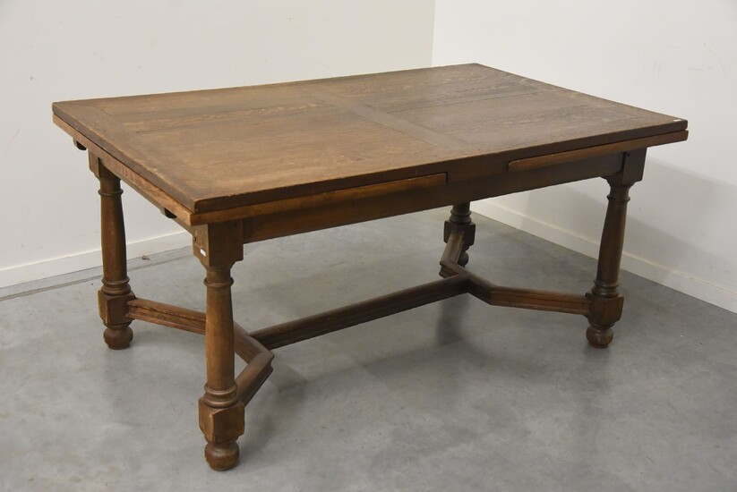 Table en chêne à allonges avec entretoise (Ht 80 x 160 x 100cm)
