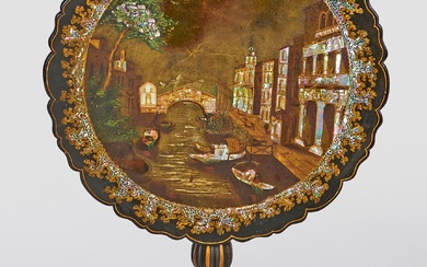 Table pliante victorienne en bois et papier mâché, noir et en partie décorée d'or. Incrustations...