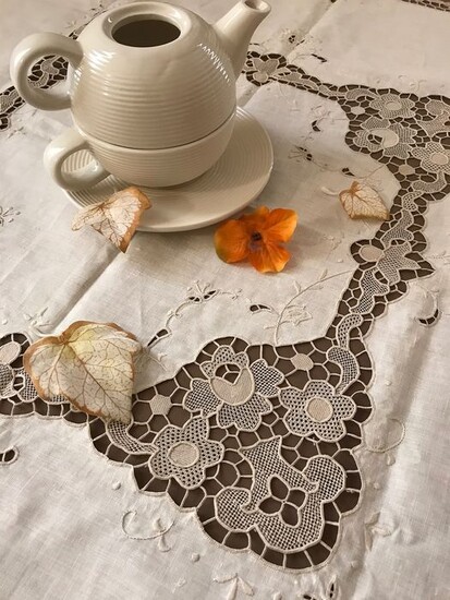 Tea tablecloth embroidered with Burano lace (1) - Linen - 1950