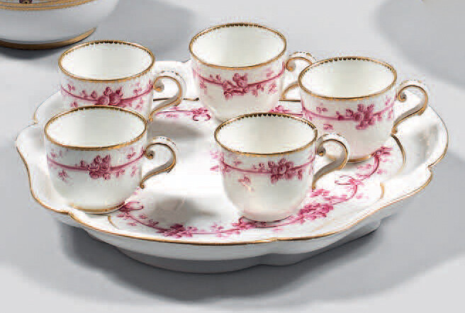 Tray of ornamented triangle ice-cream cups' and five 'Bouillard' cups (3rd size) in Sèvres porcelain from the second half of the 18th century.