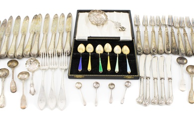 Un ensemble de douze couteaux et fourchettes à fruits en argent de l'époque victorienne, par...