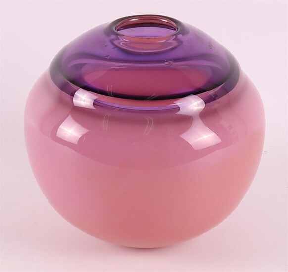 Un vase unica sphérique en verre clair rose et violet, signé 'F. Meydam