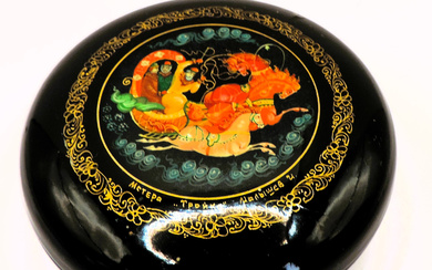VINTAGE RUSSIAN HAND PAINTED LACQUER BOX ARTIST SIGNED.