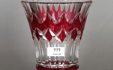 Val Saint-Lambert Vase Art déco en cristal doublé et taillé rouge. Hauteur : 21 cm....