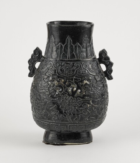 Vase Hu à anses, marque Qianlong apocryphe