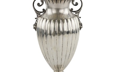 Vase italien en forme damphore en argent à corps, base et col cannelés, et deux...