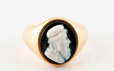 Yellow gold (750) signet ring set with an oval cameo on onyx with the profile of a bearded man with a cap.
