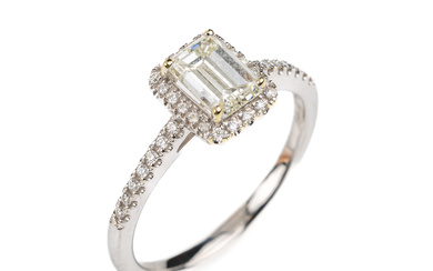 14 kt gold diamond-ring , WG 585/000, centered diamond in...