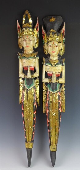 (-), 2 polychroom beschilderde Indonesische wandsculpturen met voorstelling...