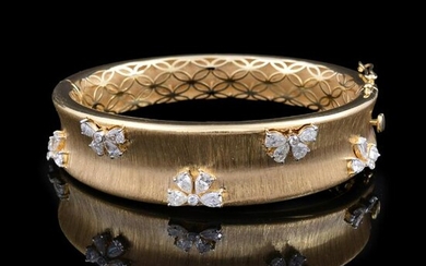 2.90 TCW HI/SI Pear Diamond Bangle Bracelet 18k Gold