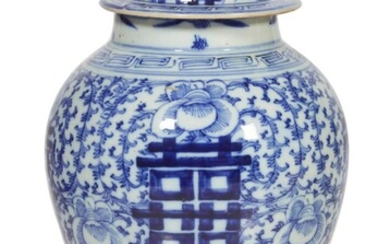 78 Chine Vase couvert en porcelaine à décor camaieu bleu de feuillages, fleurs et idéogrammes....